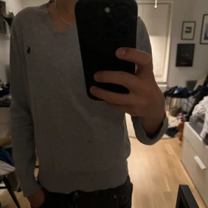 Ralph lauren - Tjena! Säljer nu denna Ralph lauren tröja som är riktigt snygg och i bra skick! 🔥🔥