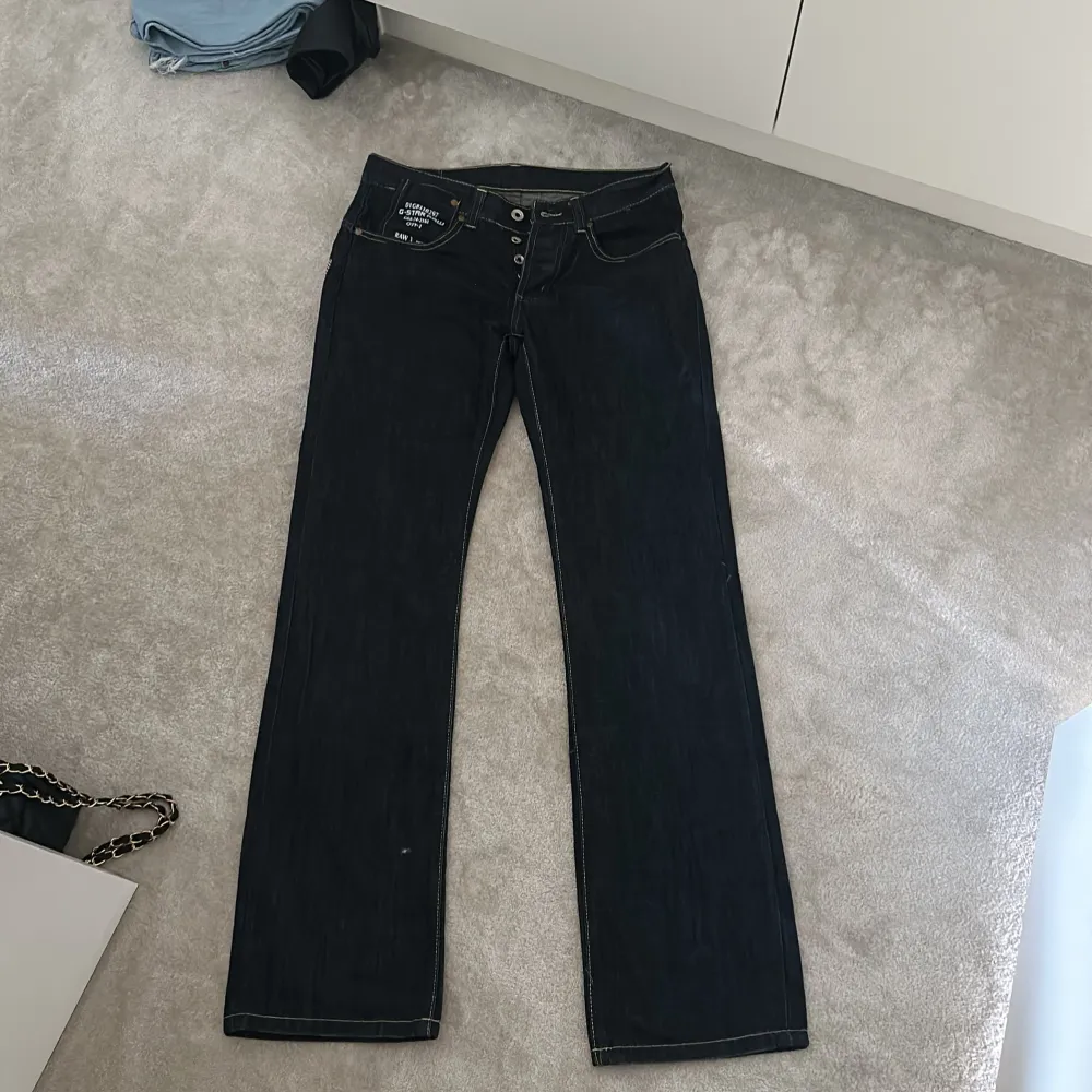 Säljer nu dessa otroligt snygga lågmidjade jeansen. Dom är långa på mig som är 168cm. Jeans & Byxor.