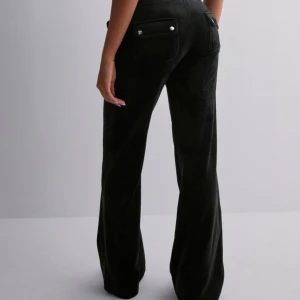 Svarta juicy  - Svarta juicy byxor som är nästan oanvända. Super fint skick!❤️ Ord pris var 650