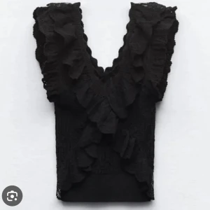 Volang topp - Svart volang topp från zara. Använd fåtal gånger, därav mycket bra skick! Bild tagen från hemsidan!