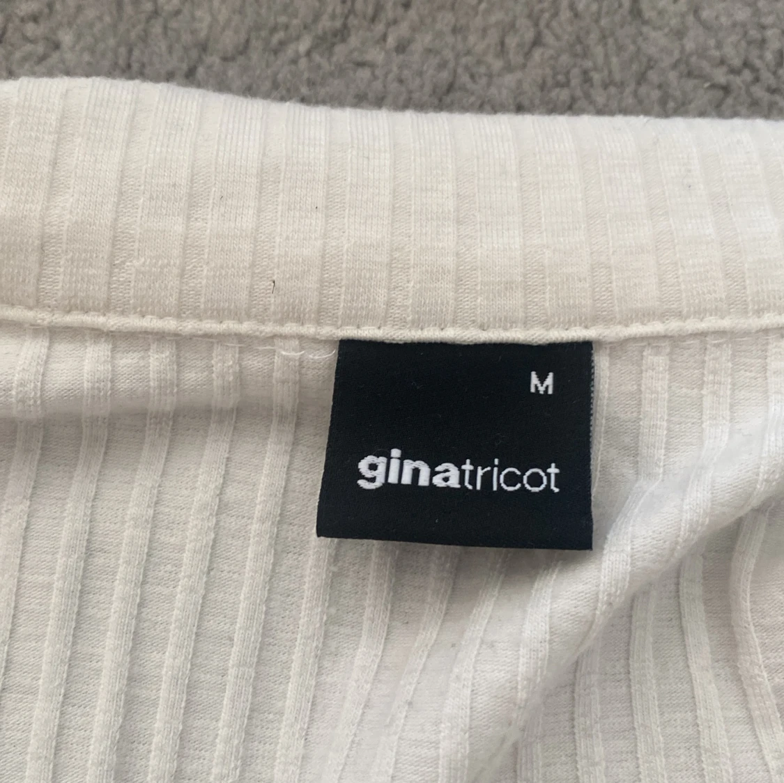 Jättesöt topp med ribb stickad  - 90