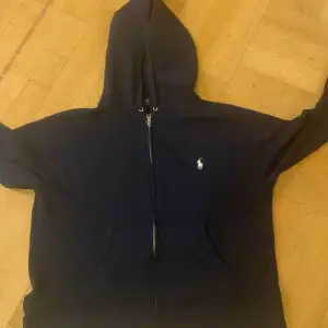 Hej! säljer denna raulp lauren zip up  hoodie för den inte passar mig  Skick 10/10 inga defekter  Priset kan diskuteras vid snabb affär  