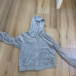 Juicy couture hoodie - Säljer min juicy hoodie då den inte kommer till användning längre. Stolen XL men den är liten i storleken så skulle säga att den bättre passar en L. Endast använd en gång.