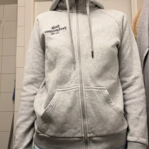 Peak performance kofta - Kofta från peak, i JÄTTEBRA skick. Knappt använd och det är anledningen till jag säljer den. Skön i storlek M men passar definitivt storlek S också. 