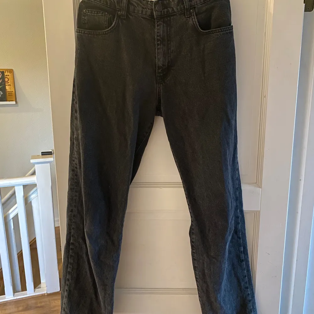 Säljer dessa woodbird byxorna i sjukt bra kvalite och riktigt bra skick. 700kr då dem är i väldigt bra skick och kostar ungefär 1,2 nya . Jeans & Byxor.