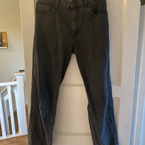 Woodbird Jeans - Säljer dessa woodbird byxorna i sjukt bra kvalite och riktigt bra skick. 700kr då dem är i väldigt bra skick och kostar ungefär 1,2 nya 