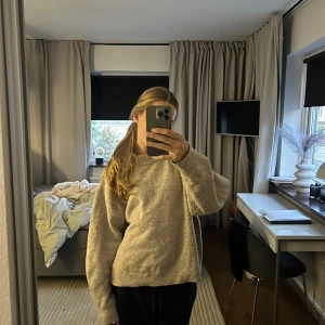 Hm stickad tröja!💞 - Säljer mina jätte fina beiga stickade tröja från hm! Den är lite nopprig med inte ful, skicka om ja ska ta fler bilder💞💞💞