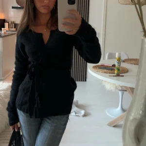 Svart kofta - En supersnygg svart kofta som knyts i midjan🍂🍁🧡