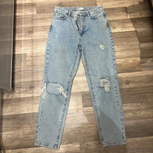 Jeans från Gina tricot  - Använda några fåtal ggr, får inte på mig den idag, därav att jag säljer dem🤍