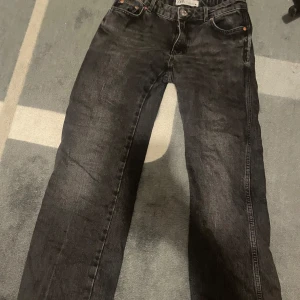 Lågmidjade jeans - Jättesnygga lågmidjade straight leg jeans från zara!!<3 De är dock lite slitna där nere, utom det skulle jag säga att de är i gott skick.  Tryck gärna på köp nu knappen!!💓