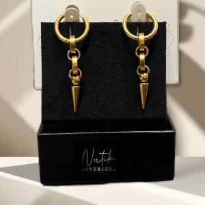 Otroligt snygga örhängen - Otroligt snygga örhängen Material: rostfritt stål  Pris för ett par 240/par