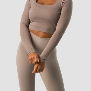 Träningsset iciw - Träningsset från iciw nimble collection. Använt men i gott skick. Finns en liten förslitning på baksidan av tightsen uppe vid ryggslutet. Bra kvalitet! Färgen skulle jag beskriva som nougat men svårt att få fram på bild. 