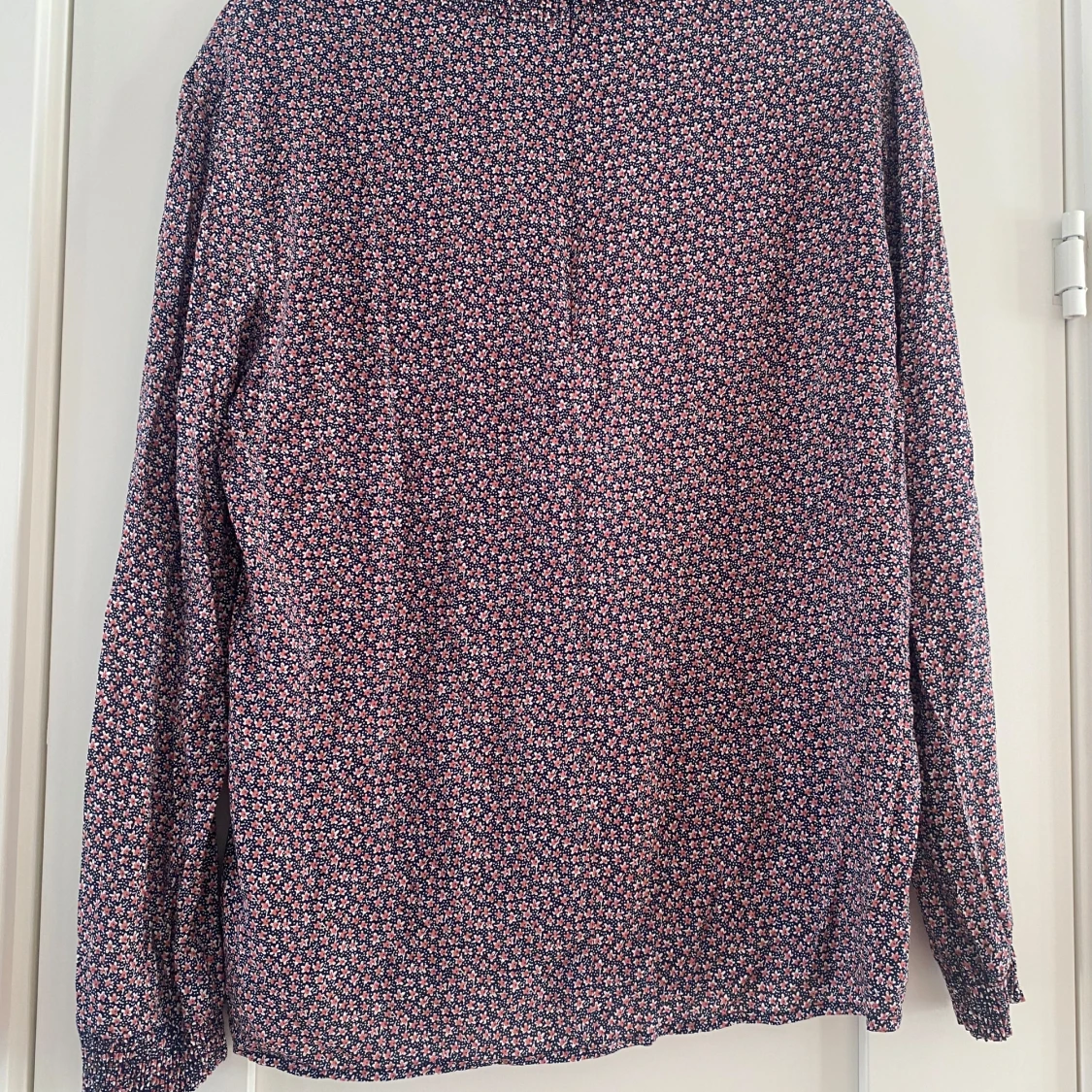 Blommig blus i viskos i strl 42 från Minus redefining Scandinavia - 90