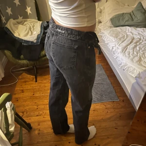  straight jeans  - Svarta raka jeans från Bikbok, använda men inget som syns nertill och har inte heller nå defekter,storlek W27 L32 en 36-38🩷