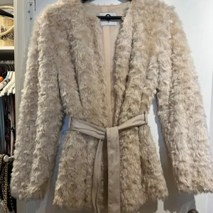 Jacka  - Anbönd ett fåtal gånger 