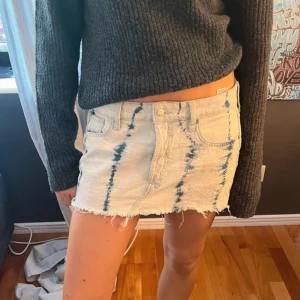 Lågmidjad jeans kjol - Sååå fin lågmidjad jeans kjol som köptes här på plick men som tyvärr va för stor för mig💕💕💕💕