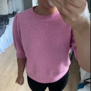 Stickad t-shirt  - Rosa as skön stickad tröja med trekvartslång ärm, mysig att ha när det börjar bli lite kyligare!!!!🫶🏼🫶🏼💗💗
