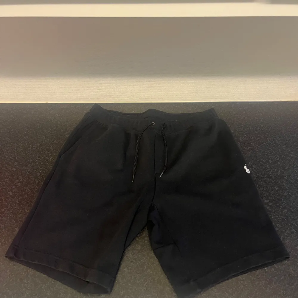 Polo Ralph Lauren shorts i storlek M. Sparsamt använda och håller god kvalitet. . Shorts.