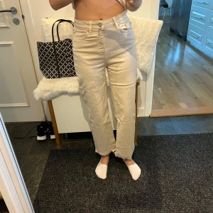 Beige jeansbyxor - Säljer ett par snygga beige jeansbyxor. De är högmidjade och har en straight passform. Perfekta för både vardag och fest! 🥳