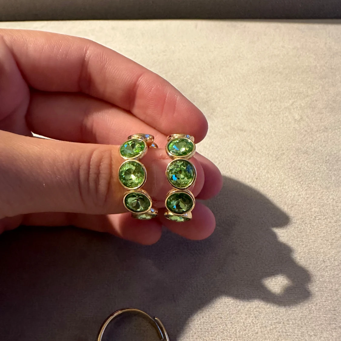 Guldörhängen med gröna stenar - 90