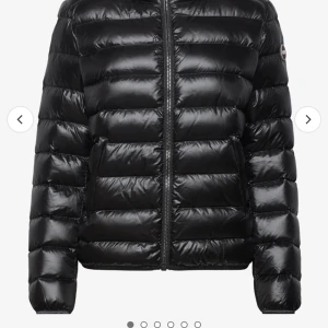 Colmar jacka - Säljer min fina vinterjacka då den har blivit lite för liten. Den är använd ca 1,5 vinter men har två små vita prickar en på framsidan vid kedjan( syns på bilden) även en på armen men det är inget man ser tydligt i övrigt är den i nyskick🤩😍