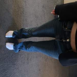 Jag säljer dessa super snygga Lågmidjade bootcut jeans! Har bara använt de 2 gånger så de är i perfekt skick💓Skriv för fler bilder! Pris kan diskuteras. Bilden är lånad!!