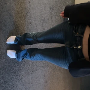 Lågmidjade bootcut jeans - Jag säljer dessa super snygga Lågmidjade bootcut jeans! Har bara använt de 2 gånger så de är i perfekt skick💓Skriv för fler bilder! Pris kan diskuteras. Bilden är lånad!!