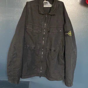 Stone island overshirt - Säljer nu min feta overshirt pågrund av brist på användning, riktigt fint skick använd men bra omhändertagen, tar byten, självklart äkta. 
