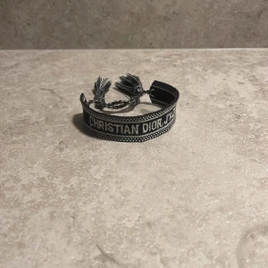 Dior Armband - Säljer nu mitt dior armband i bra skick och den är justerbar i storleken | Hör av er vid mer frågor | Mvh Leon ✅