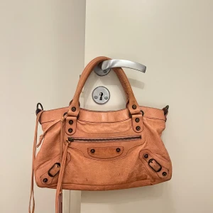 Balenciaga väska  - Säljer min balenciaga leather handbag pink köpt på Vestiaire collective därav äkta. Nypris 6000kr. (Inga defekter som ny) 