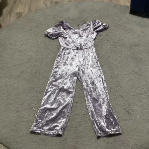 One piece för barn - Storlek 122-128 och har inte använts mer än 5 gånger. 