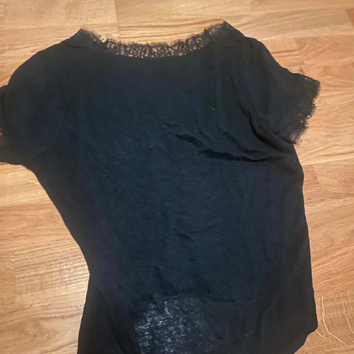 Svart spets tshirt  - 90