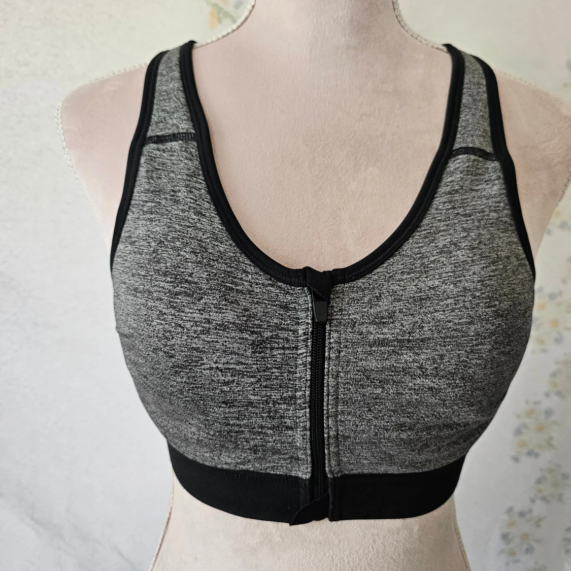 Grå sport-bh med dragkedja framtill