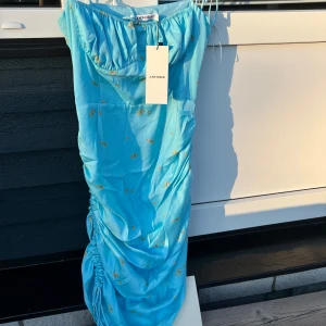 Adooreklänning - Supersöt klänning som köptes i vintras/våras men aldrig blivit använd. Den är helt ny och i fint skick! Gör att göra både lång och kort🤩