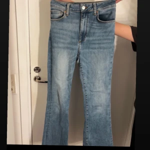 Jeans från bikbok storlek S  - Säljer mina jeans från bikbok i storlek S köpt för 500kr men säljer för 190kr
