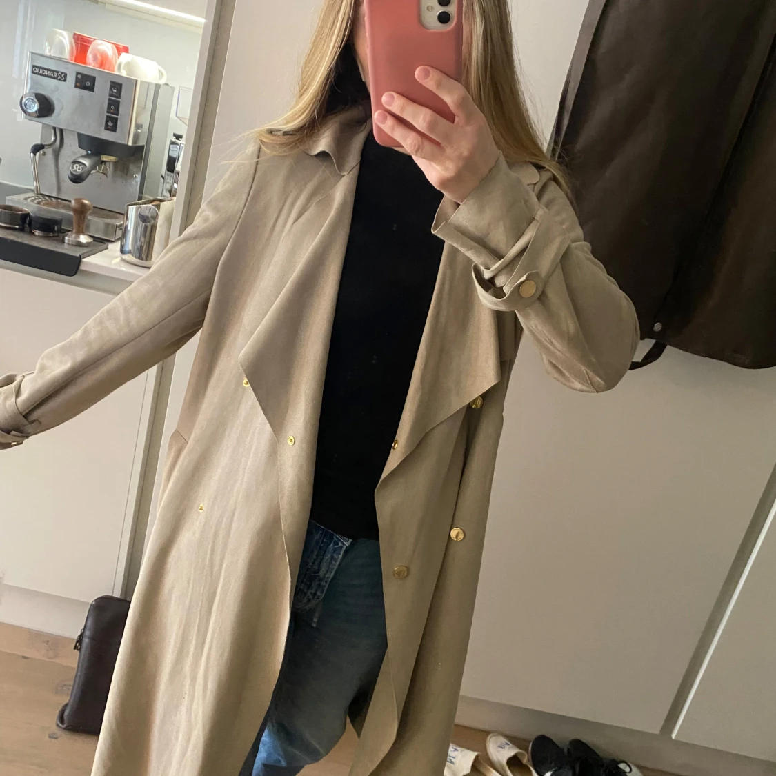 Beige trenchcoat med guldiga detaljer i mockaimitation  - 90