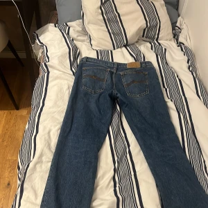 Nudie jeans - Ett par riktigt feta nudie jeans i storlek w27 l30, modellen är gritty jacksson och passform är slim fit, dom är i väldigt bra sick ända defekten är att dom blivit slitna i längst ner vid hälen men inget som syns när man har på sig dom.