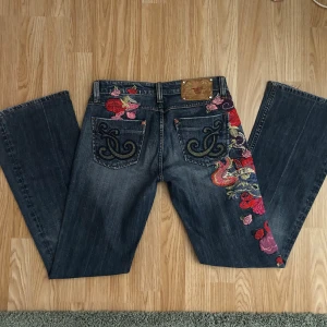 lowrise bootcut jeans - superunika lågmidjade bootcut jeans från märket dragon eye london! väldigt svåra att få tag på men tyvärr för små för mig🥰lite sönder trampade vid hälen men inte mycket, annars fint skick! midja tvärsöver är 37 cm, innerbenslängd 77 cm 🫶