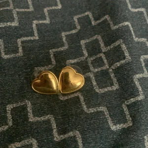 Guld örhängen  - Bra skick  Platerat guld 