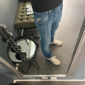 Replay jeans  - Ett par riktigt feta replay jeans i modellen ”Anbass”. |Jeansen är i väldigt bra skick✅ | Jag på bilden är ca 182| hör av er vid mer frågor!