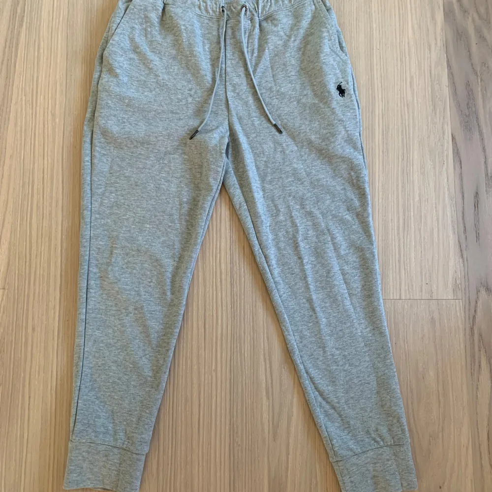 Säljer denna Ralph Lauren tracksuit i färgen grå. Den har blivit använda några gånger. Den är i storlek S. Skick 8,5/10. Kan sälja separat. Pris kan diskuteras. . Hoodies.