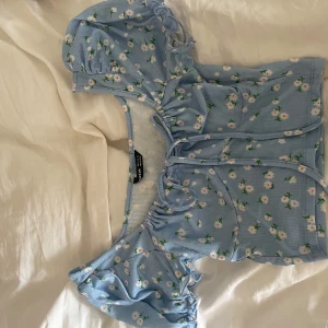 Blommig topp - En söt blommigt topp, passar till allt och är väldigt stretchig☺️