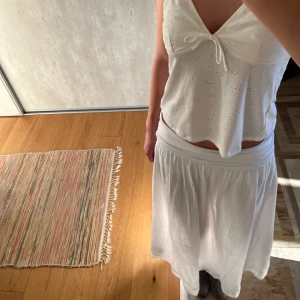 Vitt linne - Vitt linne med mönster, detaljerade band, en Knut där framme och två där bak! Den har inte används så mycket. Väldigt bra skick!