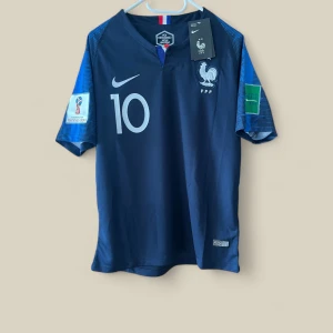 Frankrike fotbollströja Mbappe 2018 - France Home Kit 2018 World cup Kylian Mbappe Small Med tags