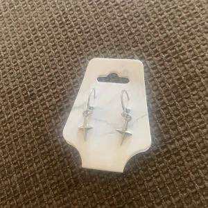 Öronhängen  - Frakt 15kr är ej riktigt silver 
