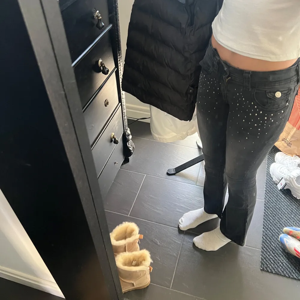 Otroligt fint skick använd bara fåtals gånger! Dom är då förkorta i längden och därför säljer. Stor i storleken skulle jag vilja säga. Jeans & Byxor.