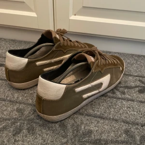 Diesel skor - Användt sparsamt över en halvårs period. Kommer tyvärr inte till mycket användning längre. Hoppas dom faller dig i smaken🙏