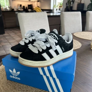 Adidas Campus 00s - Adidas campus 00s i svart. Knappt använt, så bra skick! Kartong samt svarta skosnören medföljer. Köparen står för frakt ❤️