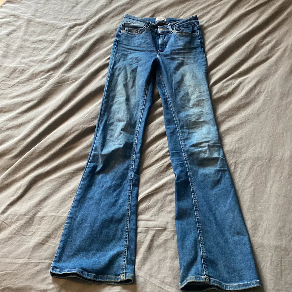 Blåå bootcut/flare jeans från Only. Knappat använd helt som ny. Storlek xs/30. Säljer pågrund av att dem är för små. Fler frågor fråga bara 💕. Jeans & Byxor.