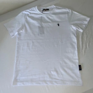 Polo Ralph Lauren T-shirt - Helt oanvänd och ny Raffe tisha🤩 Galet snygg och perfekt nu inför hösten👌🏻 Kom privat vid minsta fundering! 